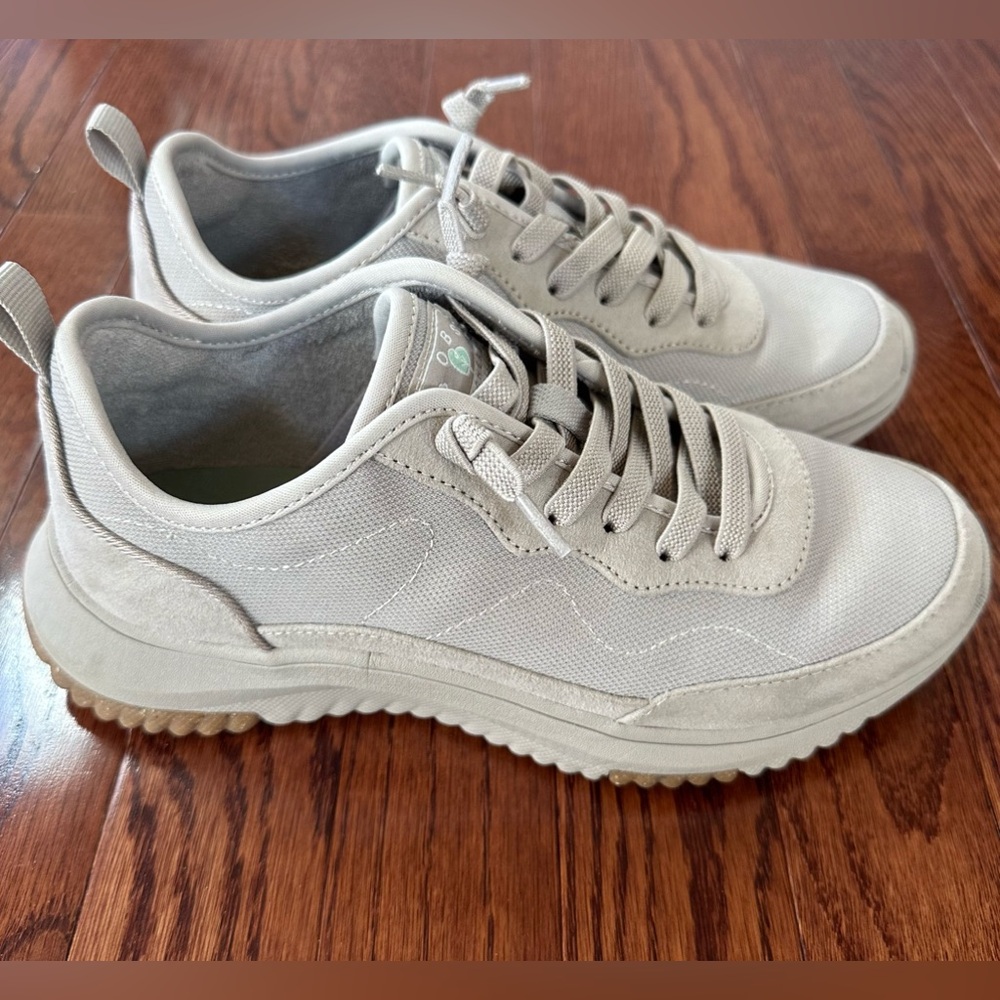 Skecher’s tan sneakers with memory foam. Women’s size 6.5